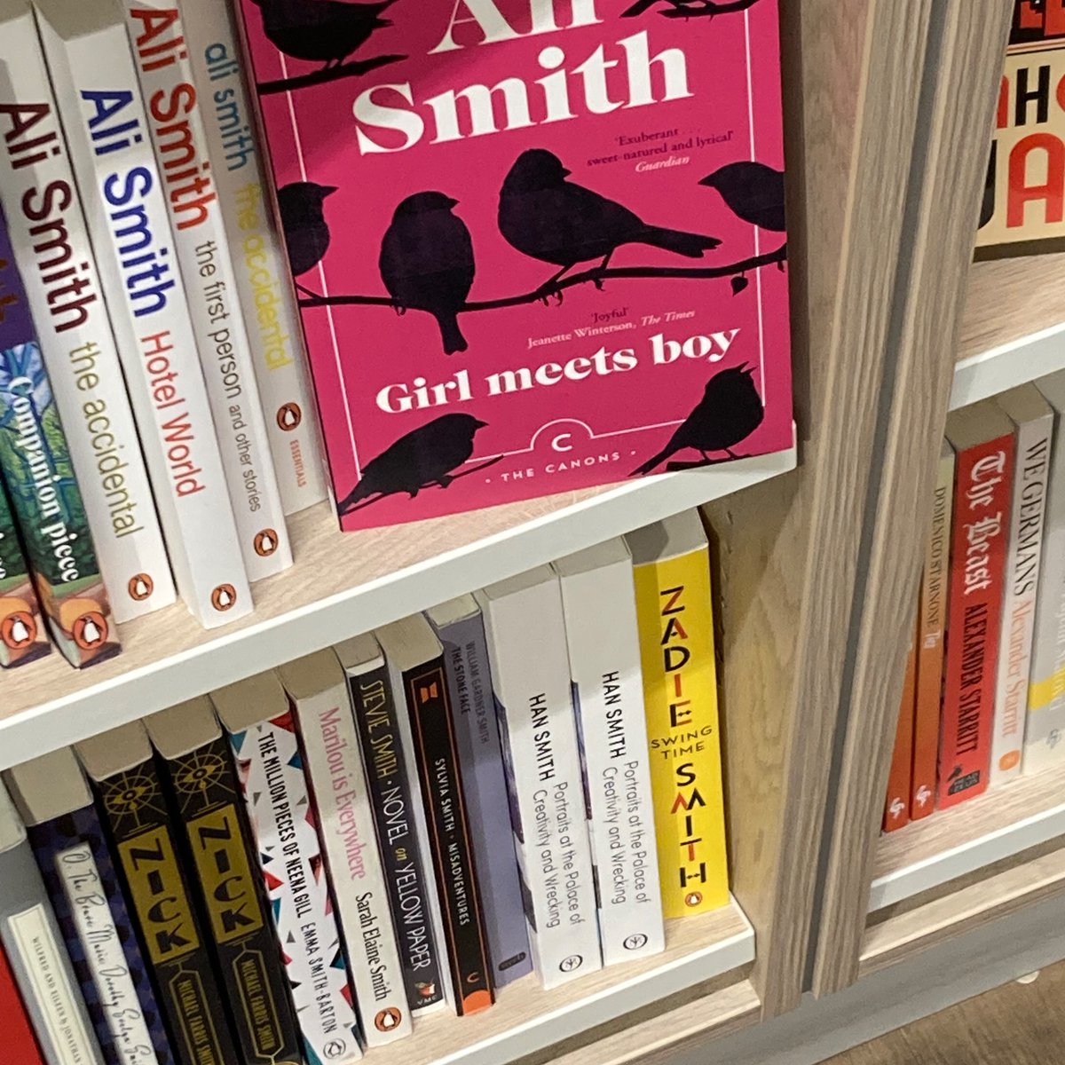 Han_Smiff's tweet image. It&apos;s publication day for PORTRAITS AT THE PALACE OF CREATIVITY &amp;amp; WRECKING!

I wrote this to think about silences, almostness, poetry, distortions of history, more.

Thanks SO much to @johnmurrays @AbiScruby @EveWhiteAgency and all who have supported it!

uk.bookshop.org/p/books/portra…