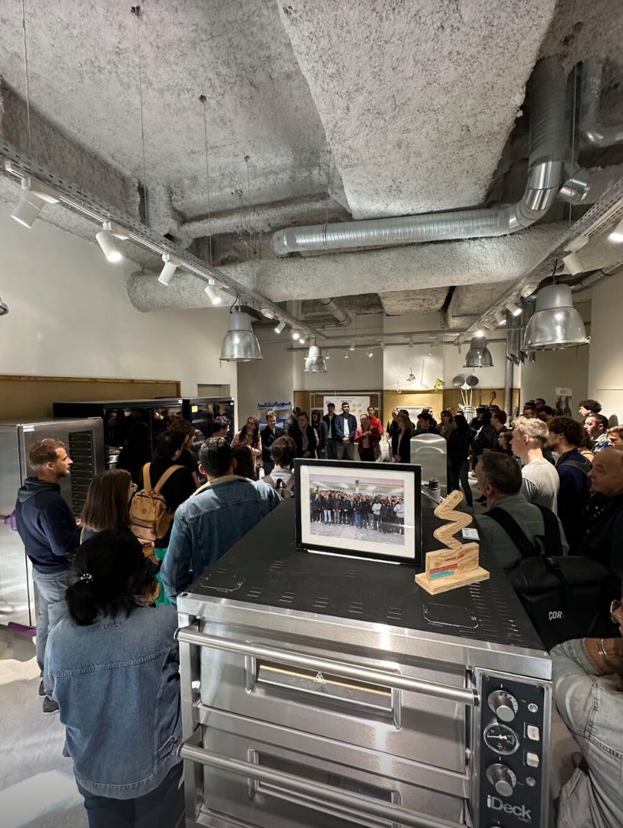 EC2027 Collectif (@ec2027collectif) on Twitter photo Cette semaine, l'équipe #Vesto a inauguré sa Galerie Circulaire en présence d’Emmanuelle Pierre-Marie (<a href="/Mairie12Paris/">Mairie du 12e</a>) et de <a href="/f_letissier/">Florentin Letissier</a>, Maire adjoint de <a href="/Paris/">Paris</a>. Conçu avec 90% de matériaux de réemploi.
👏 Bravo à Bastien Rambaud et son équipe !
#économiecirculaire #ec2027 Cette semaine, l'équipe #Vesto a inauguré sa Galerie Circulaire en présence d’Emmanuelle Pierre-Marie (<a href="/Mairie12Paris/">Mairie du 12e</a>) et de <a href="/f_letissier/">Florentin Letissier</a>, Maire adjoint de <a href="/Paris/">Paris</a>. Conçu avec 90% de matériaux de réemploi.
👏 Bravo à Bastien Rambaud et son équipe !
#économiecirculaire #ec2027