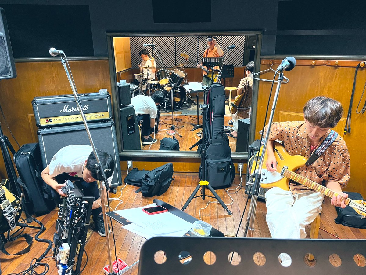 TheFryders's tweet photo. 6/29ライブ前のリハ。
エフェクターボードをひっくり返しながら機材トラブルと戦う青木さん。
リハでトラブルを出し切って、本番が楽しみです！過去にあまりなかったセトリで、どの曲も良い感じです！
6/29は渋谷La.mamaでお待ちしています！是非ご予約ください！
https://t.co/i4QtlYdy2W

そいたま https://t.co/3BU7SrnUNe