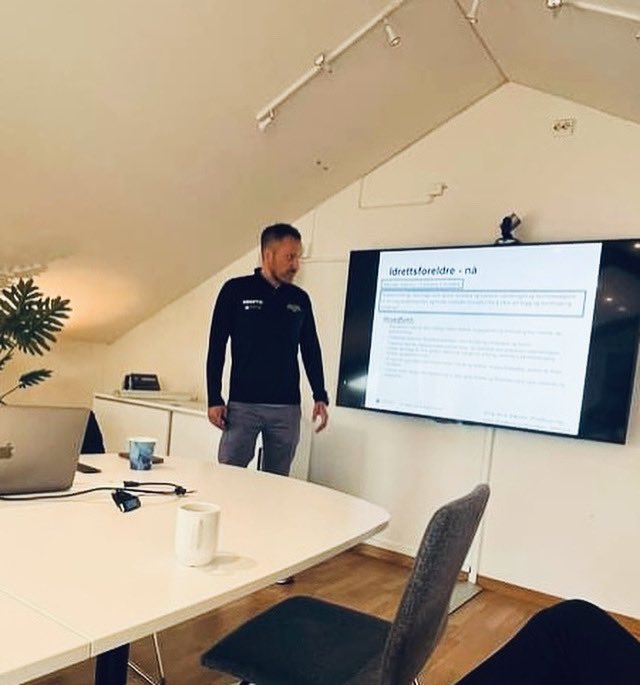 Stig Arve Sæther (@professor_stig) on Twitter photo Alltid givende å presentere forskningsfunn og diskutere videre samarbeid med trenere i <a href="/SalMarAkademiet/">SalMar Akademiet</a> i <a href="/RBKfotball/">Rosenborg Ballklub</a> #utvikling #læring #idrettsvitenskap Alltid givende å presentere forskningsfunn og diskutere videre samarbeid med trenere i <a href="/SalMarAkademiet/">SalMar Akademiet</a> i <a href="/RBKfotball/">Rosenborg Ballklub</a> #utvikling #læring #idrettsvitenskap