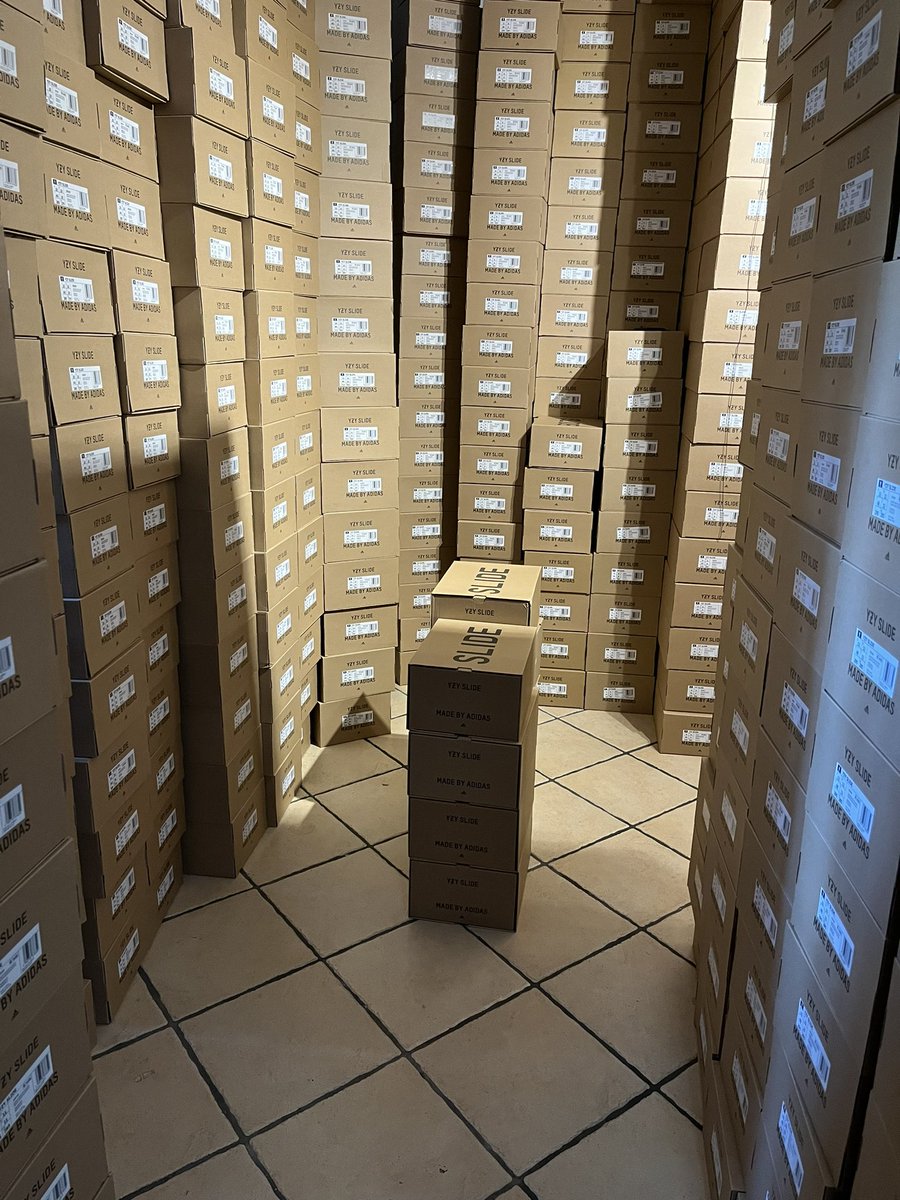 supdott_'s tweet image. Everyone who left the sneaker scene, wyd now?
1.2k+ pairs Yeezy slides 🐻