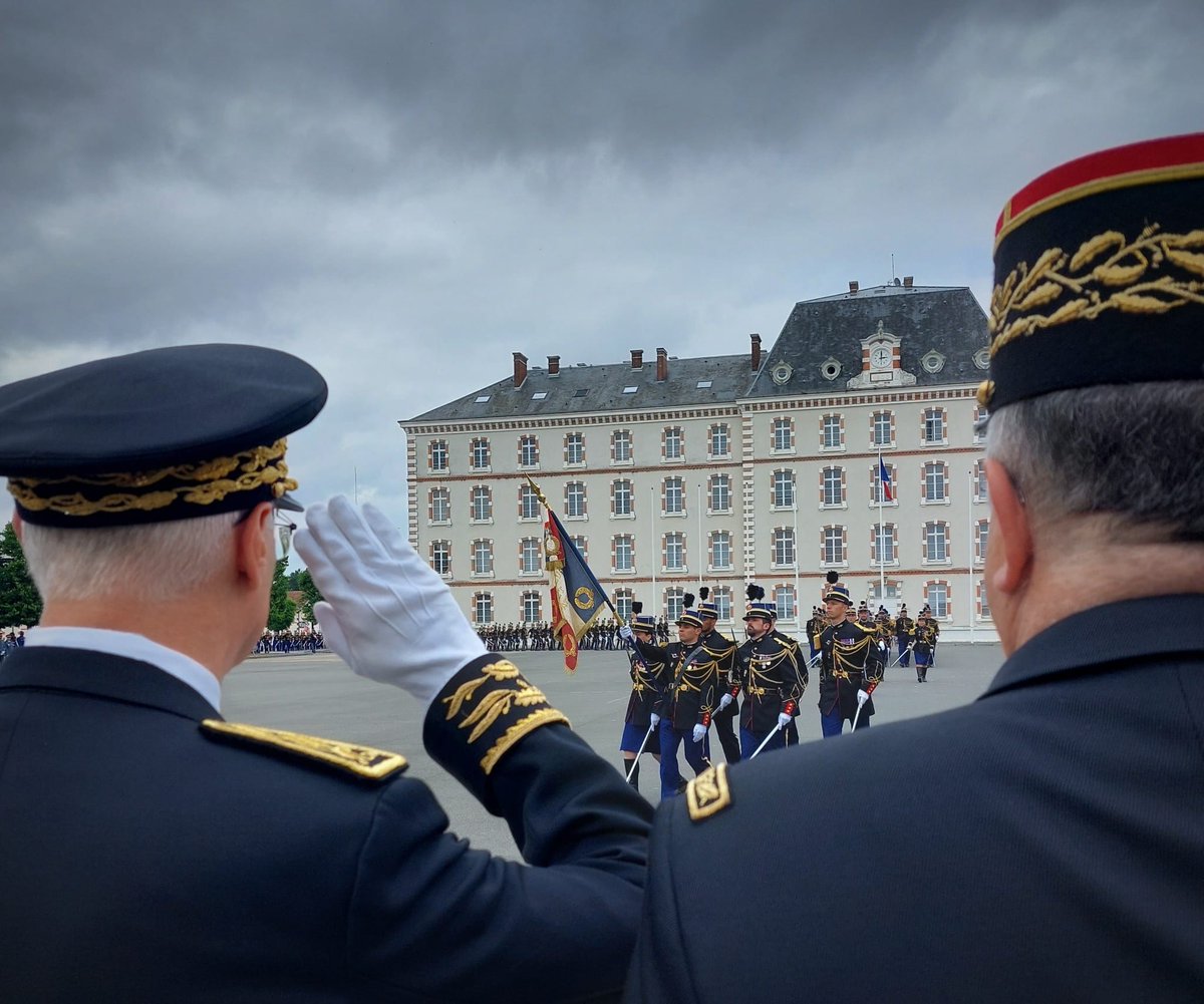 Prefet77's tweet photo. 📸Retour en images sur les cérémonies de fin et de  baptême de promotion à l’École des officiers de la @Gendarmerie à #Melun en présence du Préfet de #SeineEtMarne Pierre Ory.
🇫🇷Passation du Drapeau, défilé des troupes sur la musique de la #GardeRépublicaine
@c1_eogn @Gendarmerie https://t.co/aRq2j1WOJq
