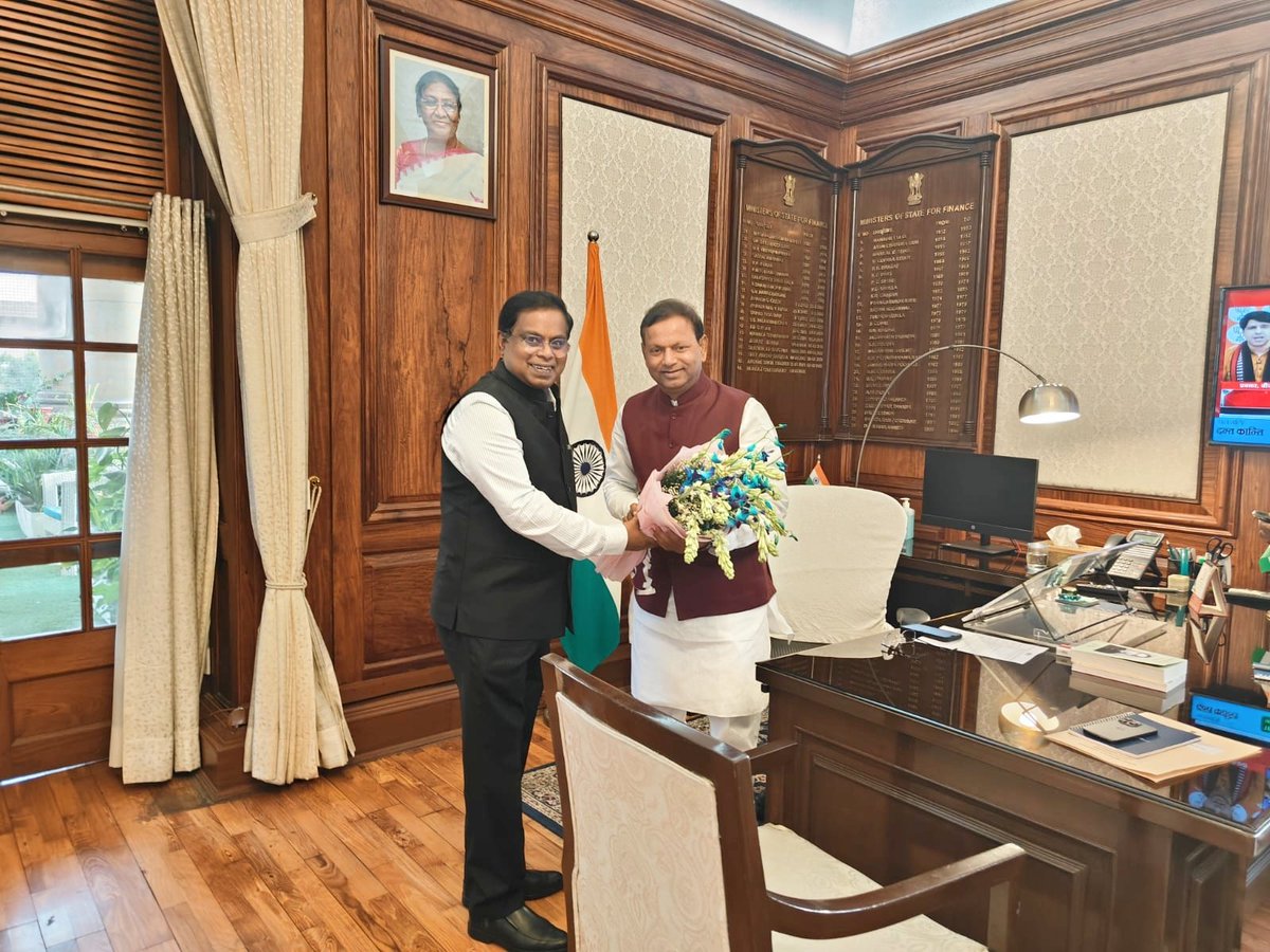 नई दिल्ली में नाबार्ड के अध्यक्ष श्री शाजी केवी जी से शिष्टाचार भेंट कर कृषि और ग्रामीण विकास के क्षेत्र में नाबार्ड की नई पहलों पर चर्चा की। 

नाबार्ड की योजनाओं और कार्यक्रमों से देश के किसानों और ग्रामीण अर्थव्यवस्था को सशक्त बनाने में महत्वपूर्ण योगदान मिलेगा।

#NABARD