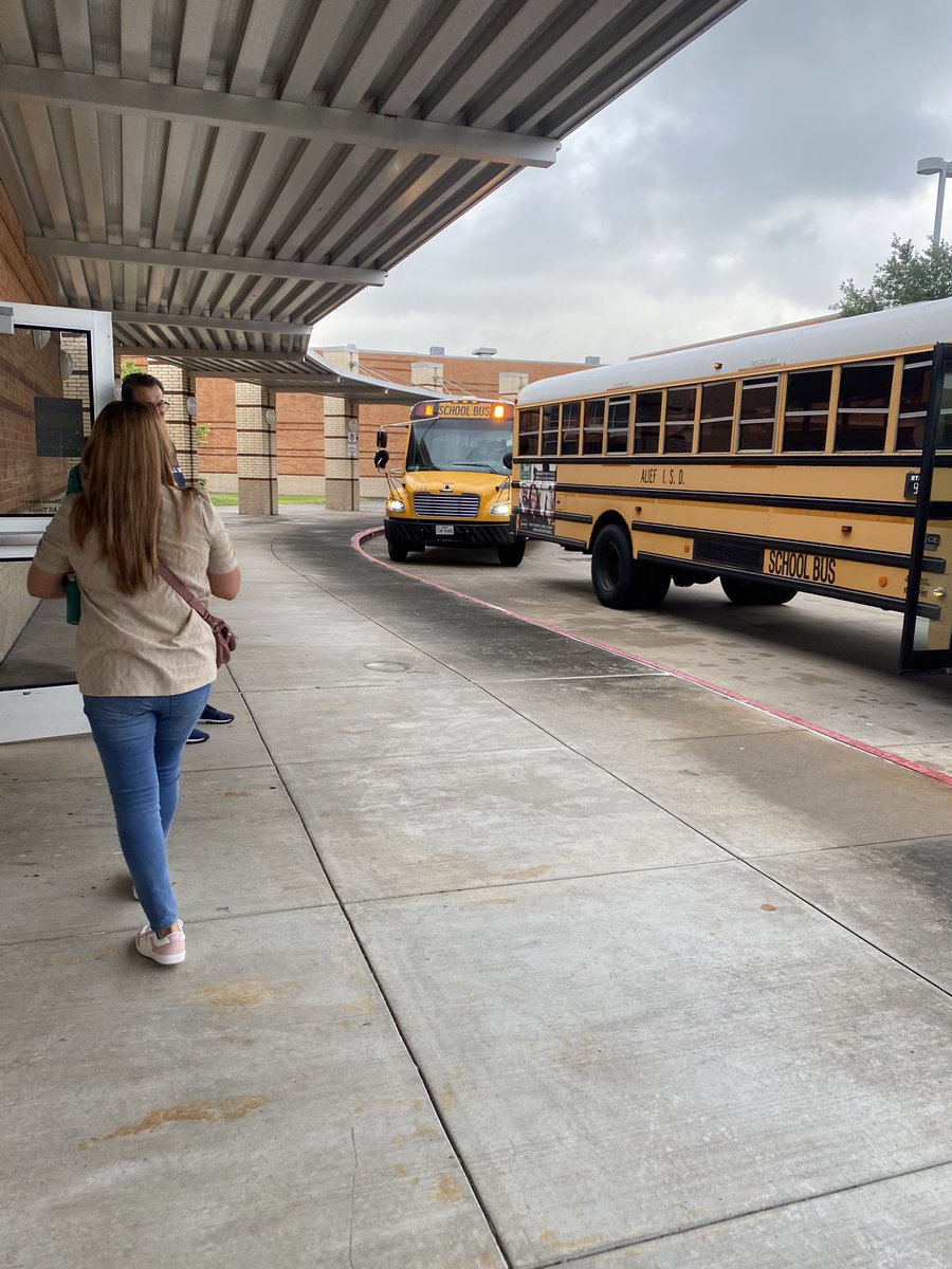 ElementarySmith's tweet image. Good morning ☀️ Summer School buses arriving bright and early. Students are ready to conquer another day full of learning #SummerSchoolContinues #SummerFun #KeepOnLearning #SmithSharks @jenn_silva1023 @AdminVerow @MatturroMEd @AliefISD