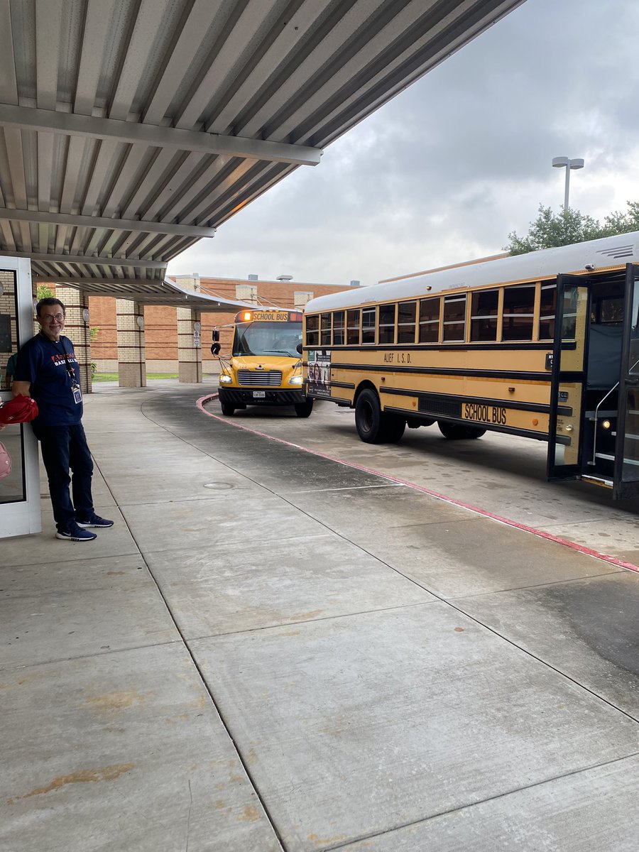 ElementarySmith's tweet image. Good morning ☀️ Summer School buses arriving bright and early. Students are ready to conquer another day full of learning #SummerSchoolContinues #SummerFun #KeepOnLearning #SmithSharks @jenn_silva1023 @AdminVerow @MatturroMEd @AliefISD