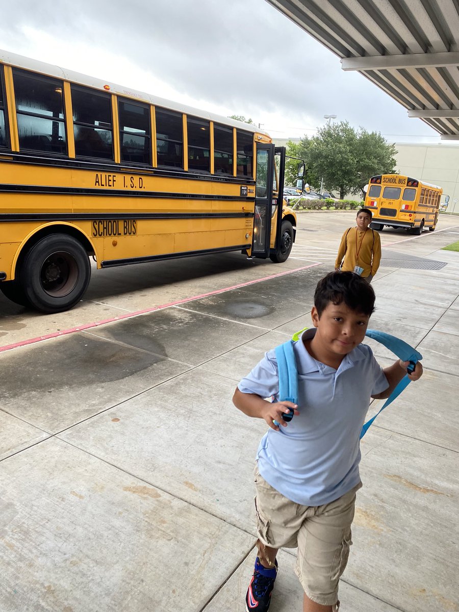 ElementarySmith's tweet image. Good morning ☀️ Summer School buses arriving bright and early. Students are ready to conquer another day full of learning #SummerSchoolContinues #SummerFun #KeepOnLearning #SmithSharks @jenn_silva1023 @AdminVerow @MatturroMEd @AliefISD