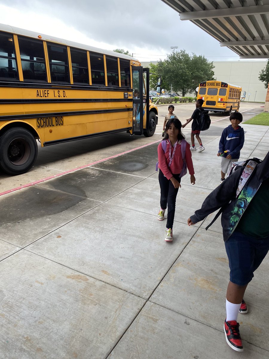 ElementarySmith's tweet image. Good morning ☀️ Summer School buses arriving bright and early. Students are ready to conquer another day full of learning #SummerSchoolContinues #SummerFun #KeepOnLearning #SmithSharks @jenn_silva1023 @AdminVerow @MatturroMEd @AliefISD