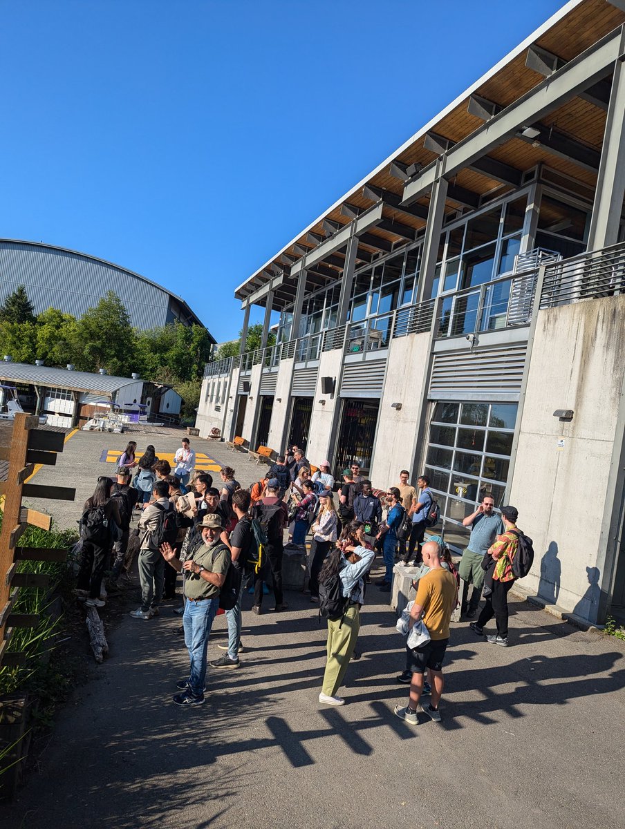 sarameghanbeery's tweet photo. Early birds get the birds!!! Awesome turnout for the #CVBirdWalk this year 💚💚💚 https://t.co/O86zzT7Qli