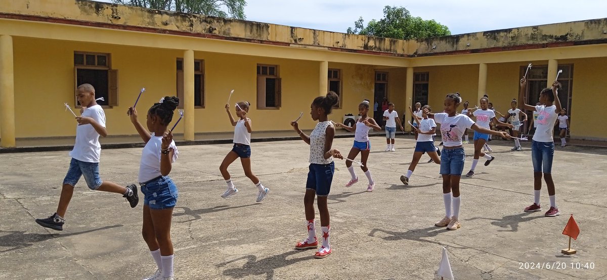 Representación gimnástica de la escuela Primaria Cecilio Miranda Día <a href="/CubaMined/">MINED</a> <a href="/PadillaYorgendi/">Yorgendi Padilla Zapata</a> <a href="/GeovanisCampos/">Geovanis Martínez Campos</a>