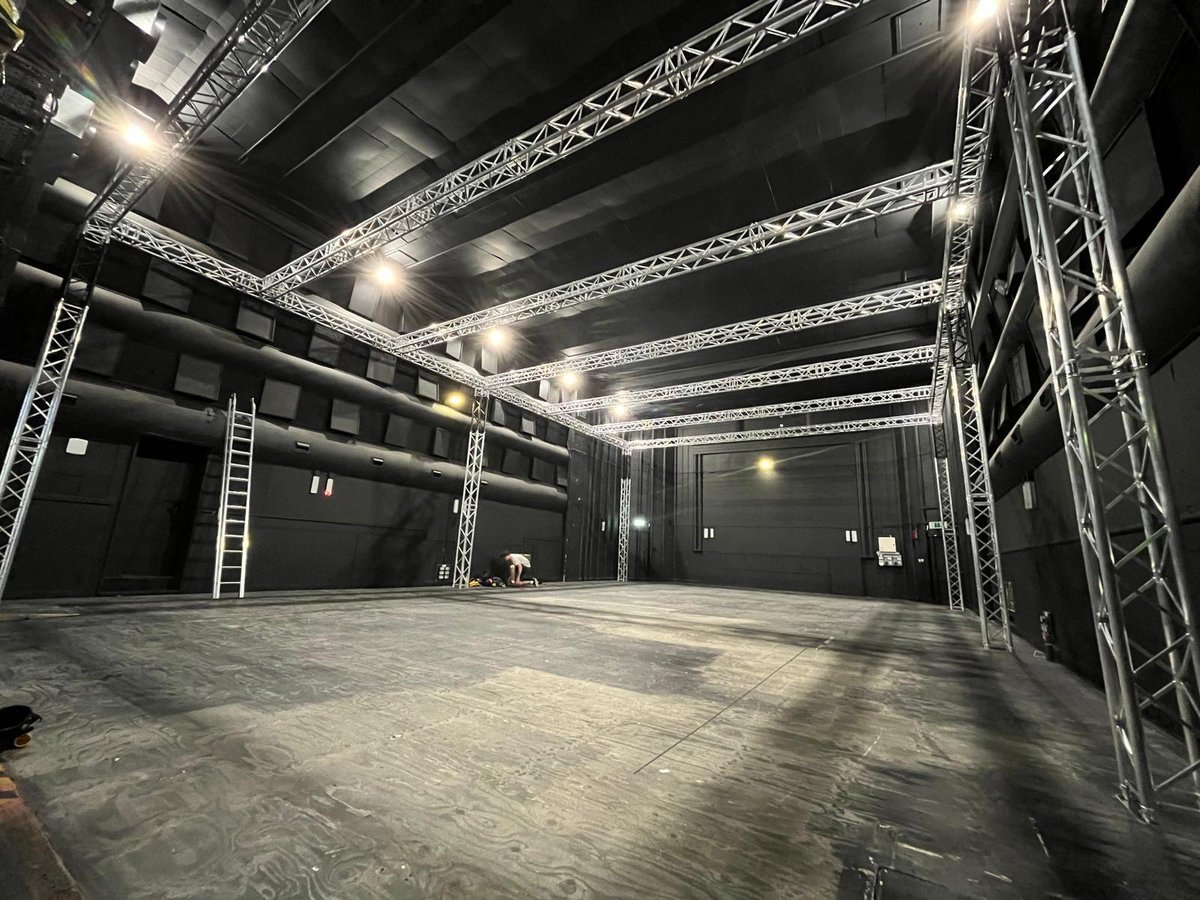BBC_Studioworks's tweet image. Our new truss system is up and ready at Elstree 🔧

#TrussSystem #StageTruss #LightingTruss #Rigging #TVProduction #StageDesign #StageEquipment