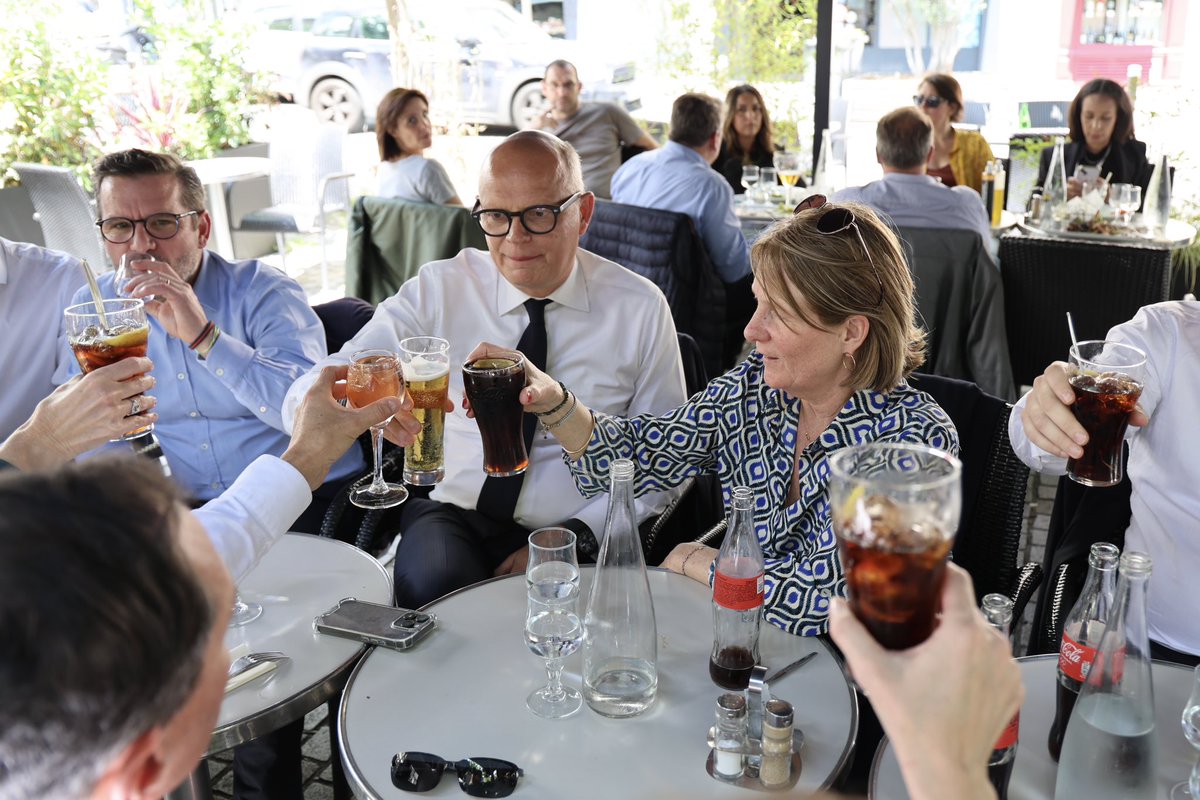 Isabelle de Crécy (@isabelledecrecy) on Twitter photo À la rencontre et à l’écoute des suresnois et des commercants avec <a href="/EPhilippe_LH/">Edouard Philippe</a> <a href="/ribaultch/">Christophe Ribault</a> <a href="/BOUDYGuillaume/">Guillaume Boudy</a> <a href="/iflorennes92/">Isabelle Florennes</a>
#Législatives2024 #Suresnes #9204 À la rencontre et à l’écoute des suresnois et des commercants avec <a href="/EPhilippe_LH/">Edouard Philippe</a> <a href="/ribaultch/">Christophe Ribault</a> <a href="/BOUDYGuillaume/">Guillaume Boudy</a> <a href="/iflorennes92/">Isabelle Florennes</a>
#Législatives2024 #Suresnes #9204