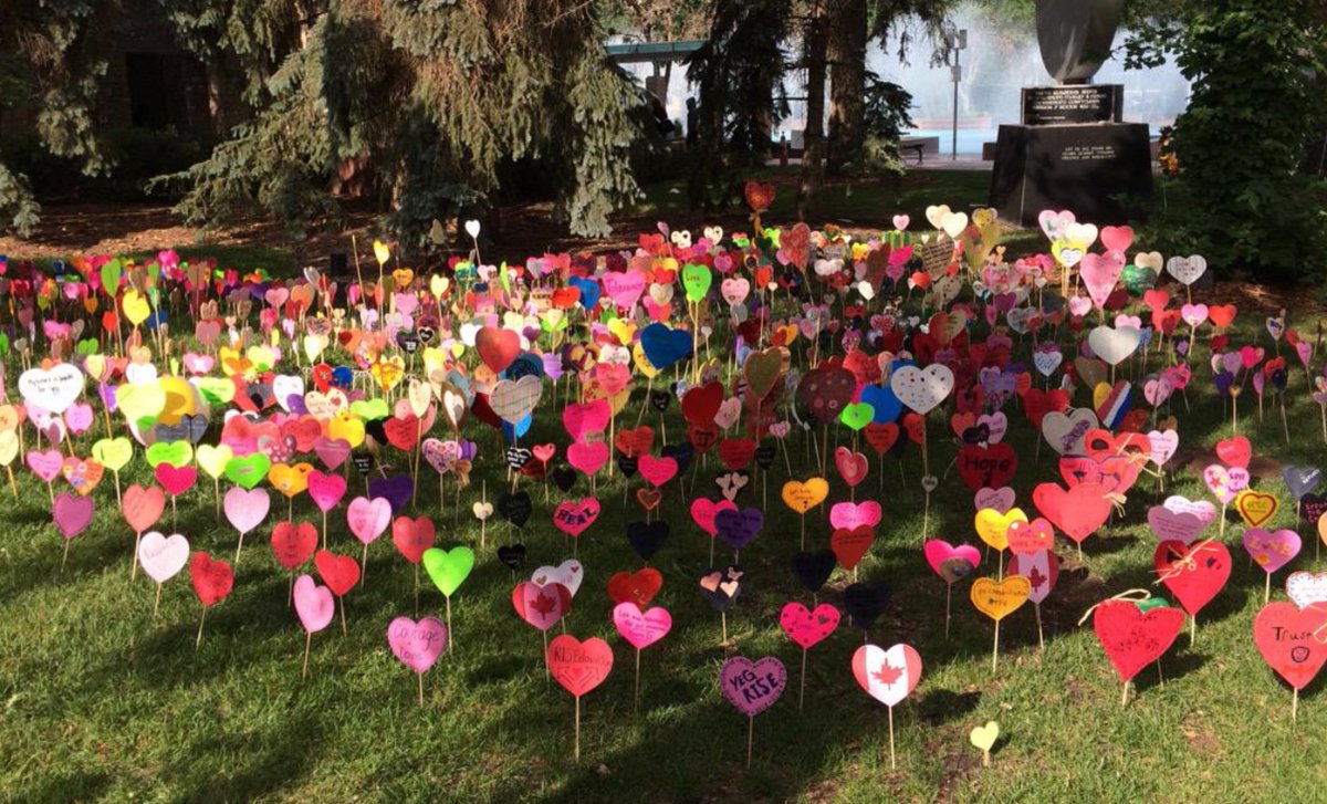 #HeartGardens come in many shapes and sizes, but the intention is what counts! #HonouringMemoriesPlantingDreams represents our commitment to reconciliation 🧡 Visit our website for additional resources and add your garden to the map! 

fncaringsociety.com/honouring-memo…