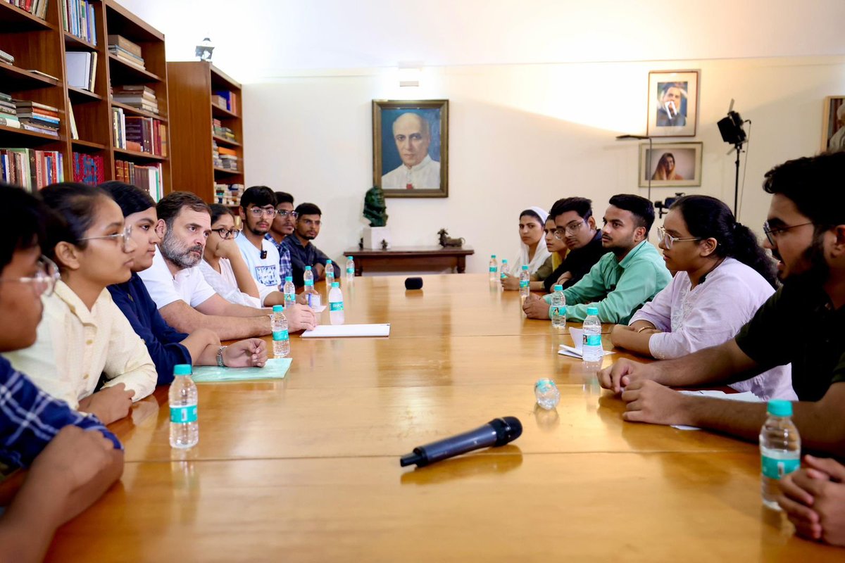 KibaVenisha's tweet photo. A delegation of NEET aspirants met Rahul Gandhi today to share their concerns over the prevailing NEET issue https://t.co/b7xa4MKGgC