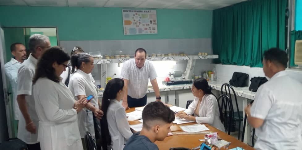 🇨🇺 Junto a @JorgeLuisPerd20 este jueves visitamos en #SanctiSpíritus el Hospital General Camilo Cienfuegos. 
Tras recorrer esa institución estuve en la Clínica Estomatológica Provincial.
En diálogo con ambos colectivos laborales se reconoció su esfuerzo por mejorar los servicios.