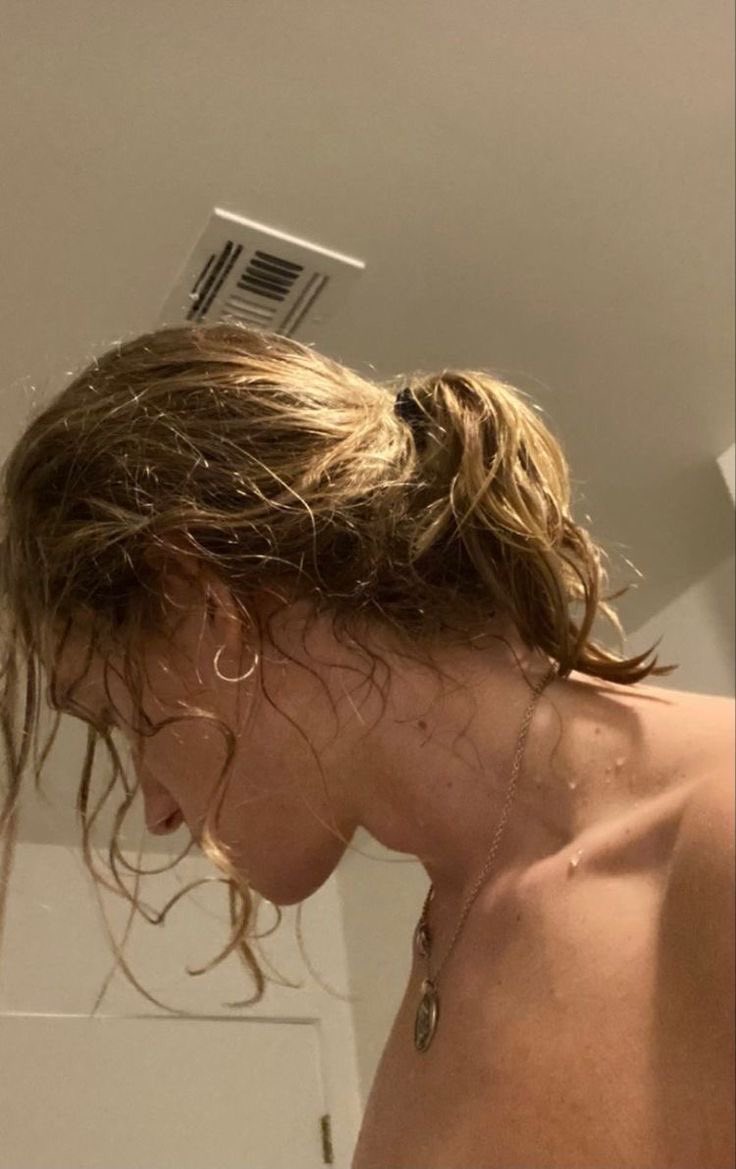 Not a recent picture but this is my hair tied up. 😁😁