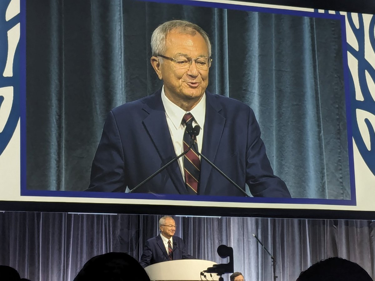 #VAM24: SVS Lifetime Achievement Award recipient Peter Gloviczki takes to the stage to accept the honor. @vascularsv