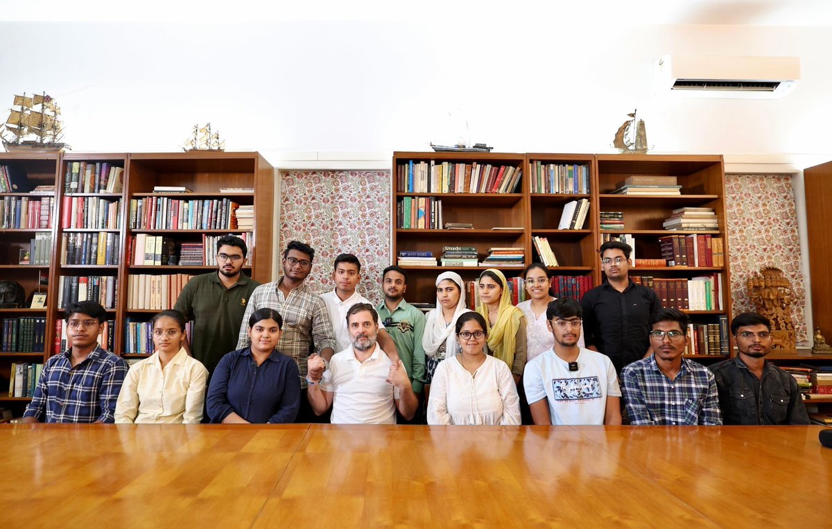 Anuradha_Patel9's tweet photo. @INCIndia @RahulGandhi राहुल गांधी ने NEET घोटाले के पीड़ितों से मुलाकात की और उन्होंने उनके लिए संसद से सड़क तक लड़ने का आश्वासन दिया

सही मायने में जननायक 🔥
@RahulGandhi https://t.co/1KFrQfMkjh