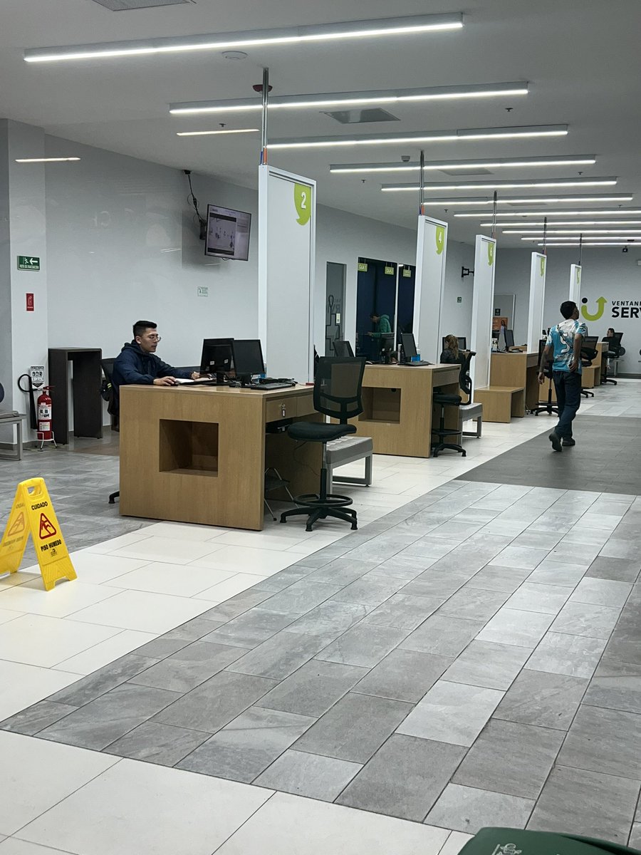 10 ventanillas y una sola persona atendiendo, esto ocurre en el CC gran plaza <a href="/VentanillaMov/">Ventanilla Única de Servicios de Movilidad</a>, increíble el atropello a los usuarios <a href="/SectorMovilidad/">Movilidad Bogotá</a> <a href="/CarlosFGalan/">Carlos F. Galán</a> <a href="/personeriabta/">Personería de Bogotá</a>