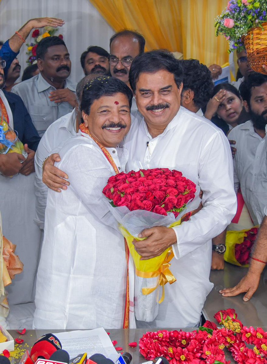 JanaSenaParty's tweet photo. రాష్ట్ర పర్యాటక శాఖ, సినిమాటోగ్రఫీ శాఖల మంత్రిగా శ్రీ కందుల దుర్గేష్ గారు ఈ రోజు సాయంత్రం సచివాలయంలో పదవీ బాధ్యతలు స్వీకరించారు. రూ.2.31 కోట్లతో 10 టూరిజం బోట్ల కొనుగోలుకి సంబంధించిన ఫైల్ మీద తొలి సంతకం చేశారు. ఈ సందర్భంగా రాష్ట్ర పౌర సరఫరాల శాఖ మంత్రి శ్రీ నాదెండ్ల మనోహర్ గారు అభినందనలు తెలిపారు. జనసేన ఎమ్మెల్యేలు, పార్టీ నేతలు, టీడీపీ నేతలు హాజరై అభినందలు అందించారు.

@kanduladurgesh @mnadendla