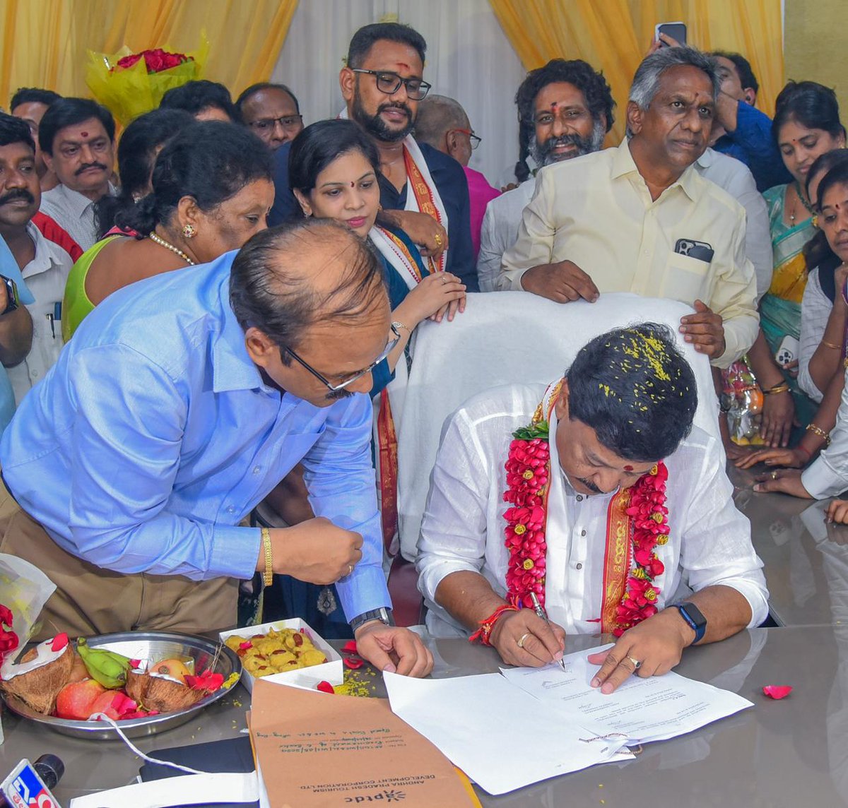 JanaSenaParty's tweet photo. రాష్ట్ర పర్యాటక శాఖ, సినిమాటోగ్రఫీ శాఖల మంత్రిగా శ్రీ కందుల దుర్గేష్ గారు ఈ రోజు సాయంత్రం సచివాలయంలో పదవీ బాధ్యతలు స్వీకరించారు. రూ.2.31 కోట్లతో 10 టూరిజం బోట్ల కొనుగోలుకి సంబంధించిన ఫైల్ మీద తొలి సంతకం చేశారు. ఈ సందర్భంగా రాష్ట్ర పౌర సరఫరాల శాఖ మంత్రి శ్రీ నాదెండ్ల మనోహర్ గారు అభినందనలు తెలిపారు. జనసేన ఎమ్మెల్యేలు, పార్టీ నేతలు, టీడీపీ నేతలు హాజరై అభినందలు అందించారు.

@kanduladurgesh @mnadendla