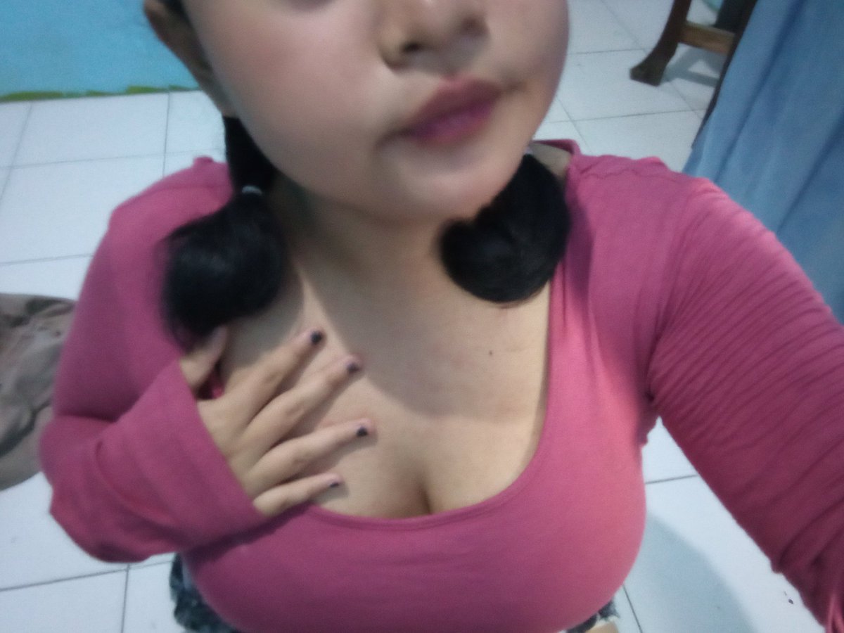 Qontoloxonn's tweet photo. td maen ometv trs cmn diliatin mukanya doang trs dikira anak smp , tp pas liatin badan lgsng blg "tobrut baik apa jahat tante" 😭😭🤏🏻 https://t.co/6eL2xwY0Jy