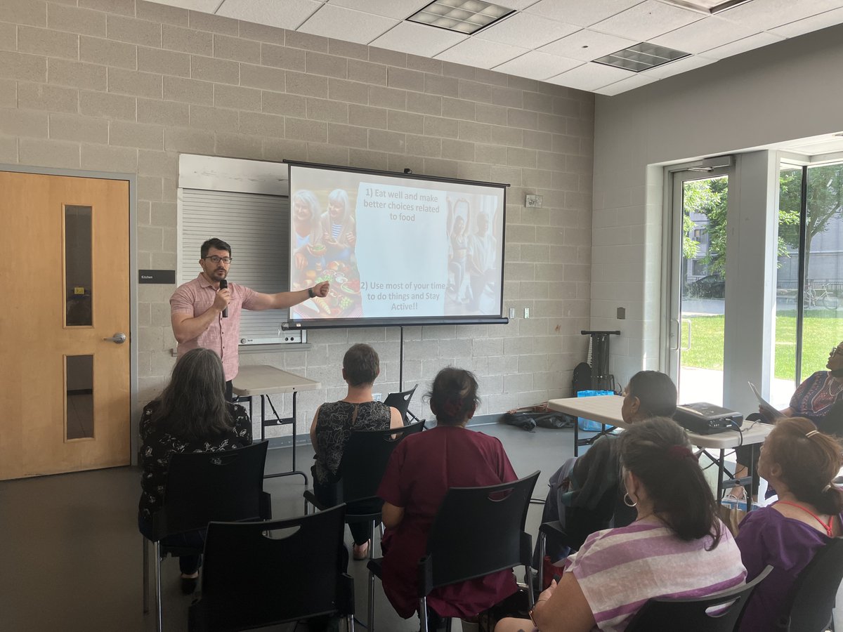 Today at <a href="/ProgressPlace/">Progress Place</a> Senior's Forum, Everson Nunez (<a href="/nunesea/">Everson Nunes</a>) of <a href="/McMaster_PACE/">McMaster PACE</a> speaks to <a href="/dixon_hall/">Dixon Hall</a> clients and members of the #StJamesTown <a href="/cityoftoronto/">City of Toronto 🇨🇦</a> community about plant-based diets and muscles as we age. 🍉🍅🌽🍓