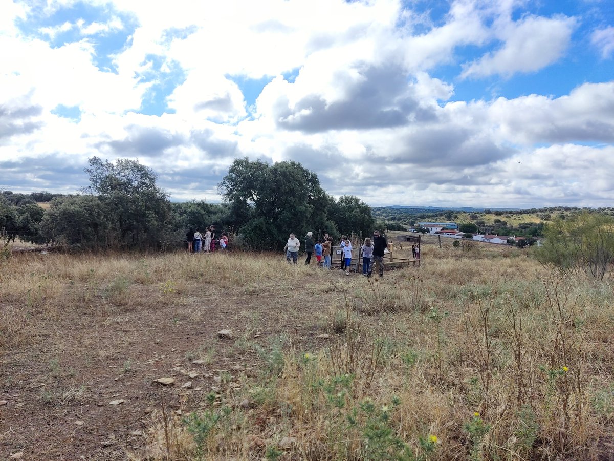 Hoy hemos presentado nuestro Jardín polinizador con dos charlas seguido de observación solar, visita al jardin y una actividad de dibujo para el alumnado del C.E.I.P. Virgen de Monfragüe. Como broche final, un pequeño obsequio donde la abeja, fue la protagonista.