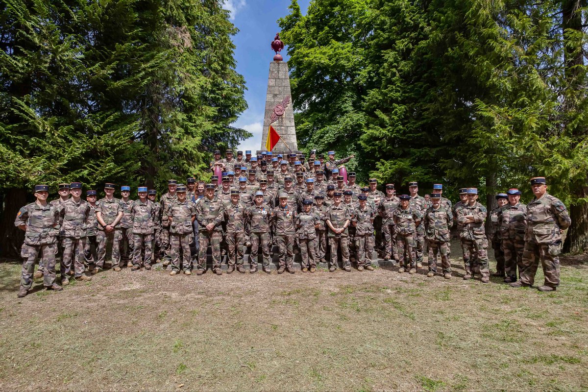 COM_ECIA's tweet image. Le COMECIA a organisé une étude de terrain aux Éparges en hommage à ses aînés. La marche retraçait une partie des combats menés par la 12ème DI lors de la Grande Guerre. Une cérémonie où l’ADC David s’est vu remettre la Médaille Militaire a clos cette journée chargée d’histoire.
