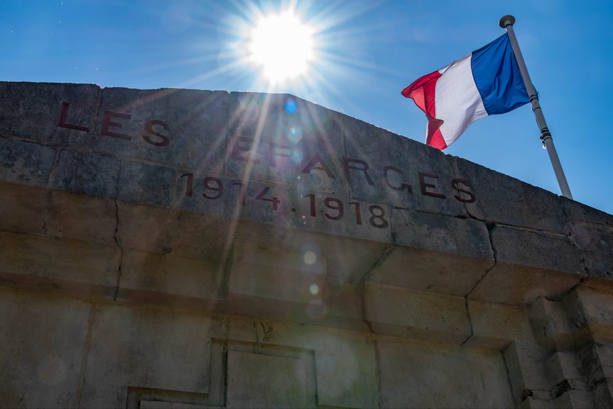 COM_ECIA's tweet image. Le COMECIA a organisé une étude de terrain aux Éparges en hommage à ses aînés. La marche retraçait une partie des combats menés par la 12ème DI lors de la Grande Guerre. Une cérémonie où l’ADC David s’est vu remettre la Médaille Militaire a clos cette journée chargée d’histoire.