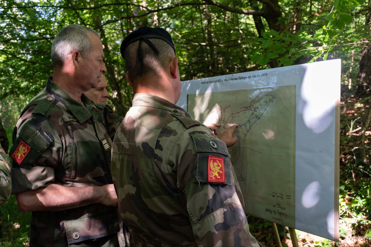 COM_ECIA's tweet image. Le COMECIA a organisé une étude de terrain aux Éparges en hommage à ses aînés. La marche retraçait une partie des combats menés par la 12ème DI lors de la Grande Guerre. Une cérémonie où l’ADC David s’est vu remettre la Médaille Militaire a clos cette journée chargée d’histoire.
