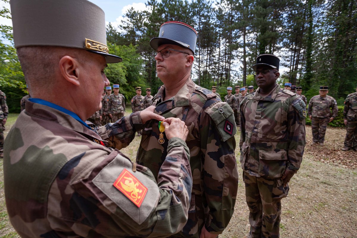 COM_ECIA's tweet image. Le COMECIA a organisé une étude de terrain aux Éparges en hommage à ses aînés. La marche retraçait une partie des combats menés par la 12ème DI lors de la Grande Guerre. Une cérémonie où l’ADC David s’est vu remettre la Médaille Militaire a clos cette journée chargée d’histoire.