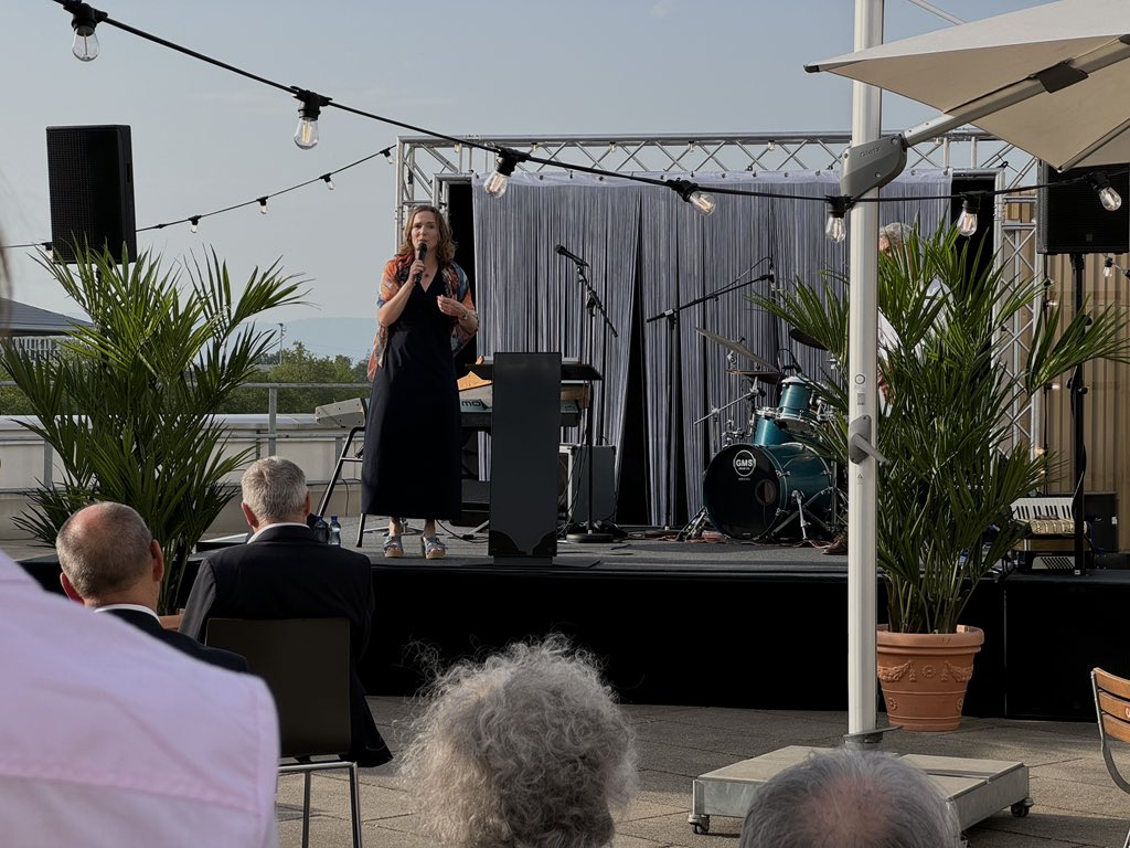 Stimmungsvolle Feier zu Ehren von Regierungspräsidentin Evi Allemann in Bern

@giulietta_tolomei I <a href="/andreazryd/">Andrea Zryd</a> I <a href="/eviallemann/">Evi Allemann</a> I @nmasshardt I <a href="/MeretSchindler/">Meret Schindler</a> I <a href="/spkantonbern/">SPBE</a> I <a href="/spfrauenbern/">SP Frauen BE</a>