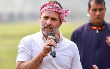 Anuradha_Patel9's tweet photo. बहुत कम लोग जानते हैं कि राहुल गांधी 5°C सर्दी के दिनों में भी हमेशा सादा सफेद टी-शर्ट क्यों पहनते हैं 

एक बातचीत में राहुल गाँधी ने बताया कि जब वह भारत जोड़ो यात्रा कर रहे थे तो सुबह 6 बजे तीन बच्चे उनके पास आए। वे उनके साथ फोटो क्लिक कराना चाहते थे. जब राहुल ने तस्वीर खींचने के लिए उन्हें खींचा तो पाया कि वे बच्चे ठंड के कारण कांप रहे थे। 

उस दिन, उसने फैसला किया कि जब तक वह वास्तव में ठंड से ऊपर से नीचे तक नहीं हिल जाता, तब तक वह इस टी-शर्ट को पहनना जारी रखेगा, चाहे कितना भी तापमान हो। 

और इस प्रकार वह अपनी यात्रा का 95% हिस्सा एक ही टीशर्ट में चले और जम्मू-कश्मीर में जैकेट तभी पहने जब तापमान किसी के लिए भी असहनीय था और बारिश हो रही थी। 

"अगर वे बच्चे मेरी बात सुन रहे हैं, तो मैं उन्हें बताना चाहता हूं कि राहुल गांधी यह टी-शर्ट तब तक पहनेंगे जब तक आप सभी जैकेट खरीदने में सक्षम नहीं हो जाते" 🔥
@RahulGandhi