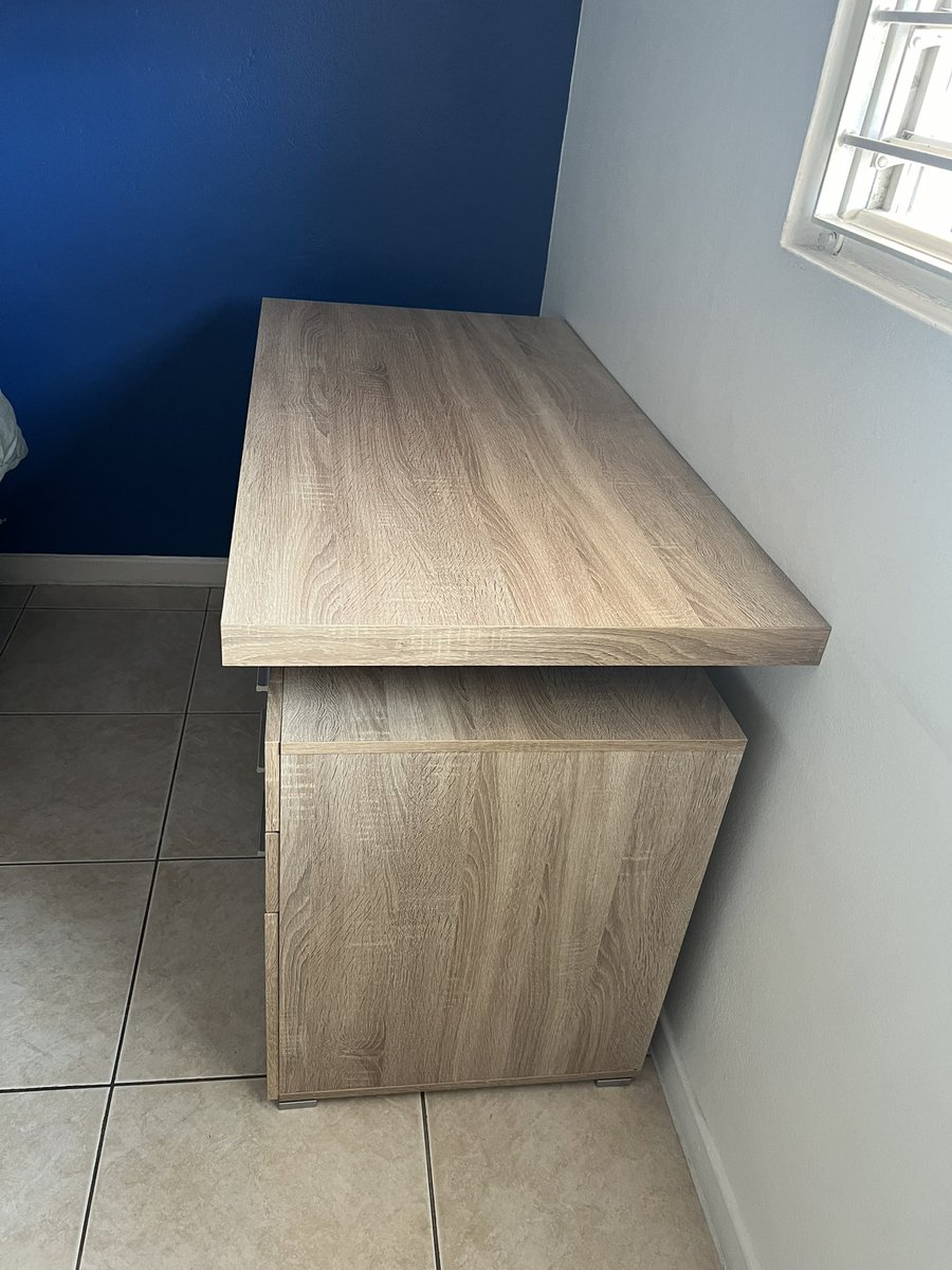 brischh's tweet image. Active desk for sale 30k. pick up on Constant Spring Rd
