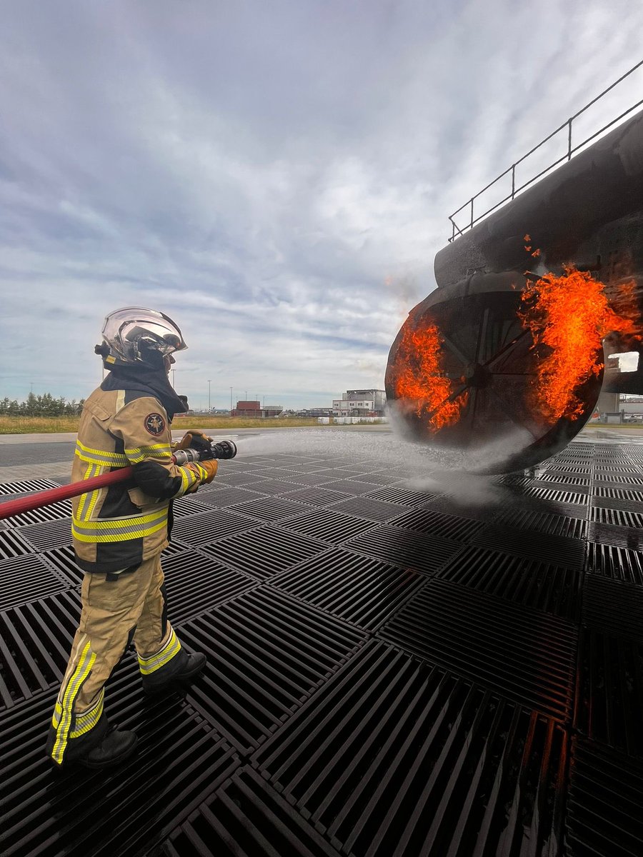 Brandweer Schiphol tweet media