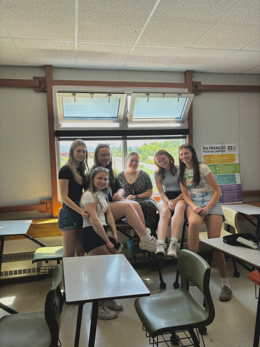 mmehunt23's tweet photo. Thank you @QEPioneers for the best first year of teaching! ✏️🍎 https://t.co/FzOxYMvkGw
