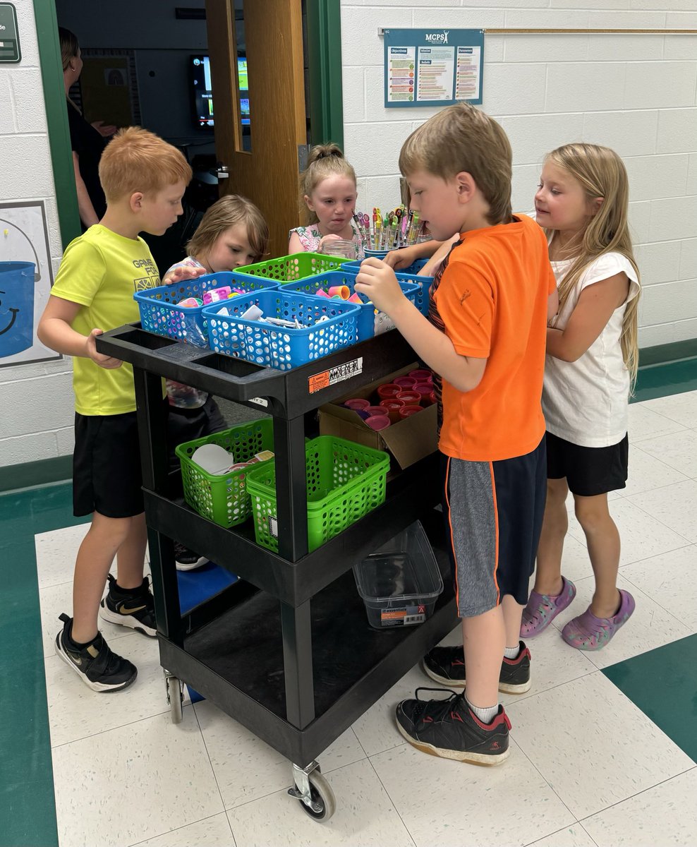 The attendance prize cart ⁦<a href="/AESstars/">Auburn Elementary</a>⁩ - what great idea! #mcps_va