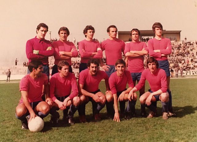 El Talavera como la selección
#futbolcentenariotalavera

Día de eurocopa...Hoy traemos esta foto 6-03-1977 en la ciudad deportiva del Real Madrid.
Castilla 3-2 Talavera
El club olvidó llevar su habitual equipación blanquiazul,prestándoles el filial blanco esta curiosa vestimenta