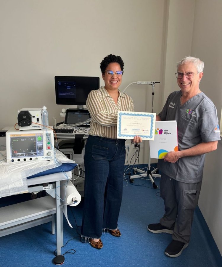 Nuestras compañeras <a href="/Susetd2/">SUSET DUEÑAS</a> e <a href="/IrenedeLara/">IrenedeLara</a> aprendiendo #RadioFrequencia #Termoablación 

En Ospedale del Mare y gracias a <a href="/TiroideOrg/">stefano spiezia</a> 
Nápoles 🇮🇹

#ThyroidNodules 🦋
#SomosHUVR 

ℹ️ linkedin.com/posts/stefano-…