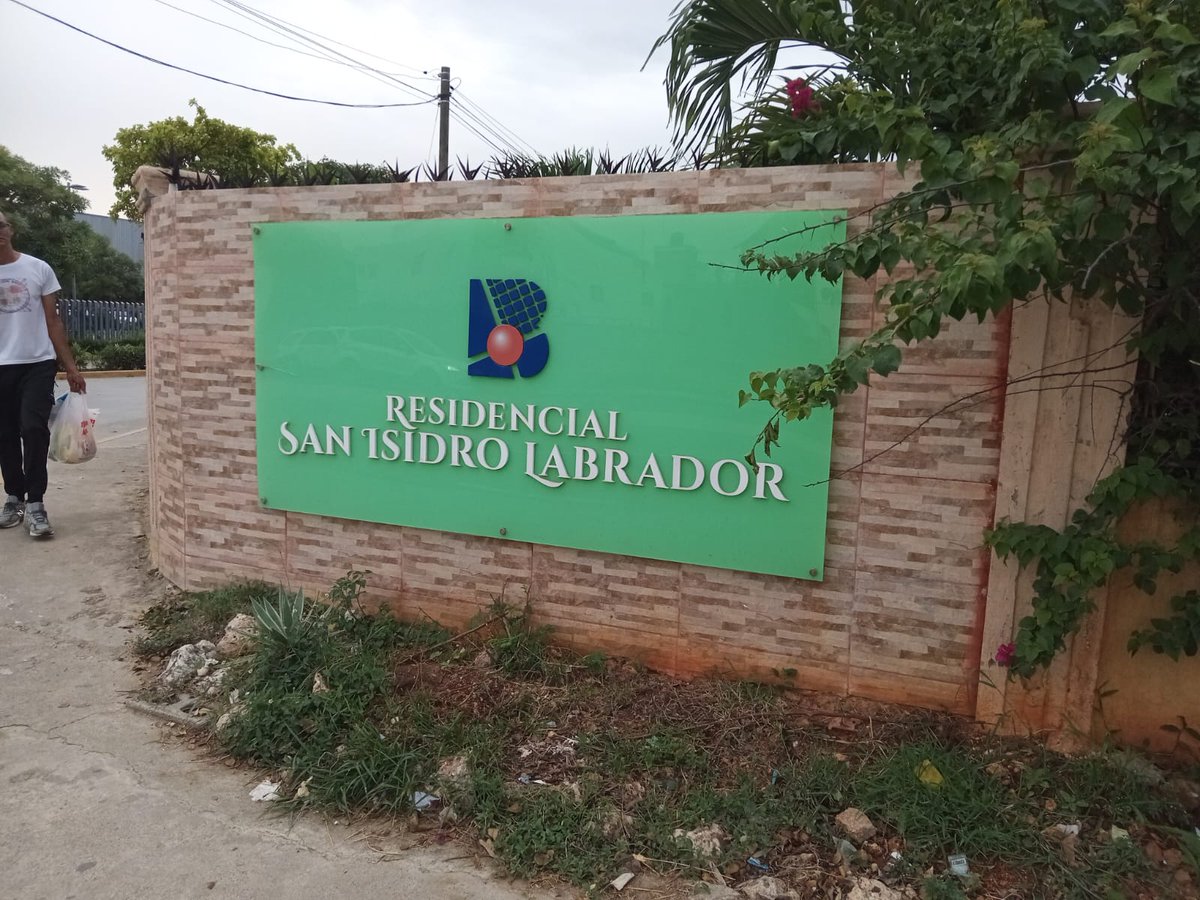 Indocumentados se apropian de techos de edificios del Residencial San Isidro Labrador dlvr.it/T8Xnxw #NDigital