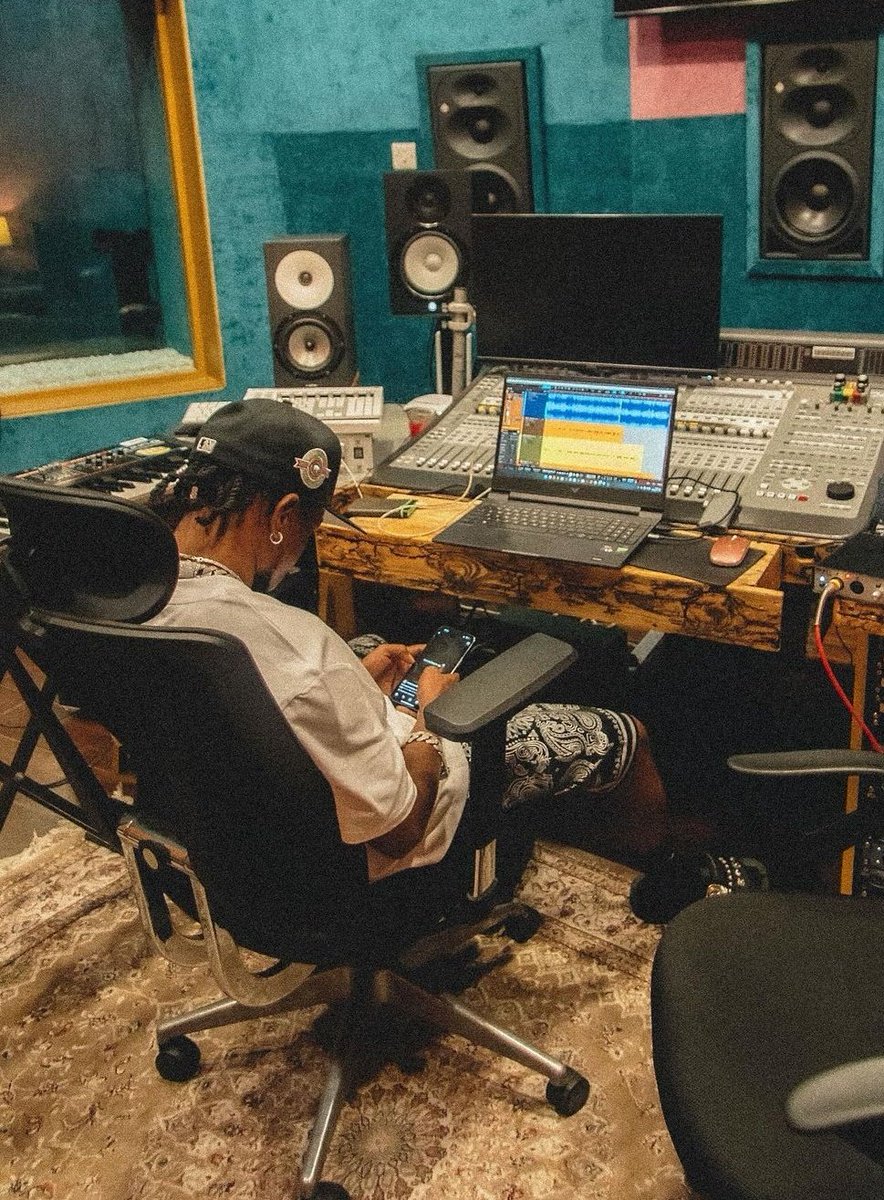 tz_marioo's tweet image. Nikitoka hapa lazima tuimbee..🎶