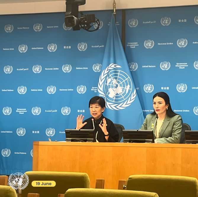 Every two minutes, a person dies from small arms.
There is nothing “small” or “light” about the damage these weapons cause, said <a href="/INakamitsu/">Izumi Nakamitsu</a> and <a href="/MaritzaChanV/">Maritza Chan</a> at the #RevCon4 press briefing yesterday.

Watch recording 👉 webtv.un.org/en/asset/k19/k…