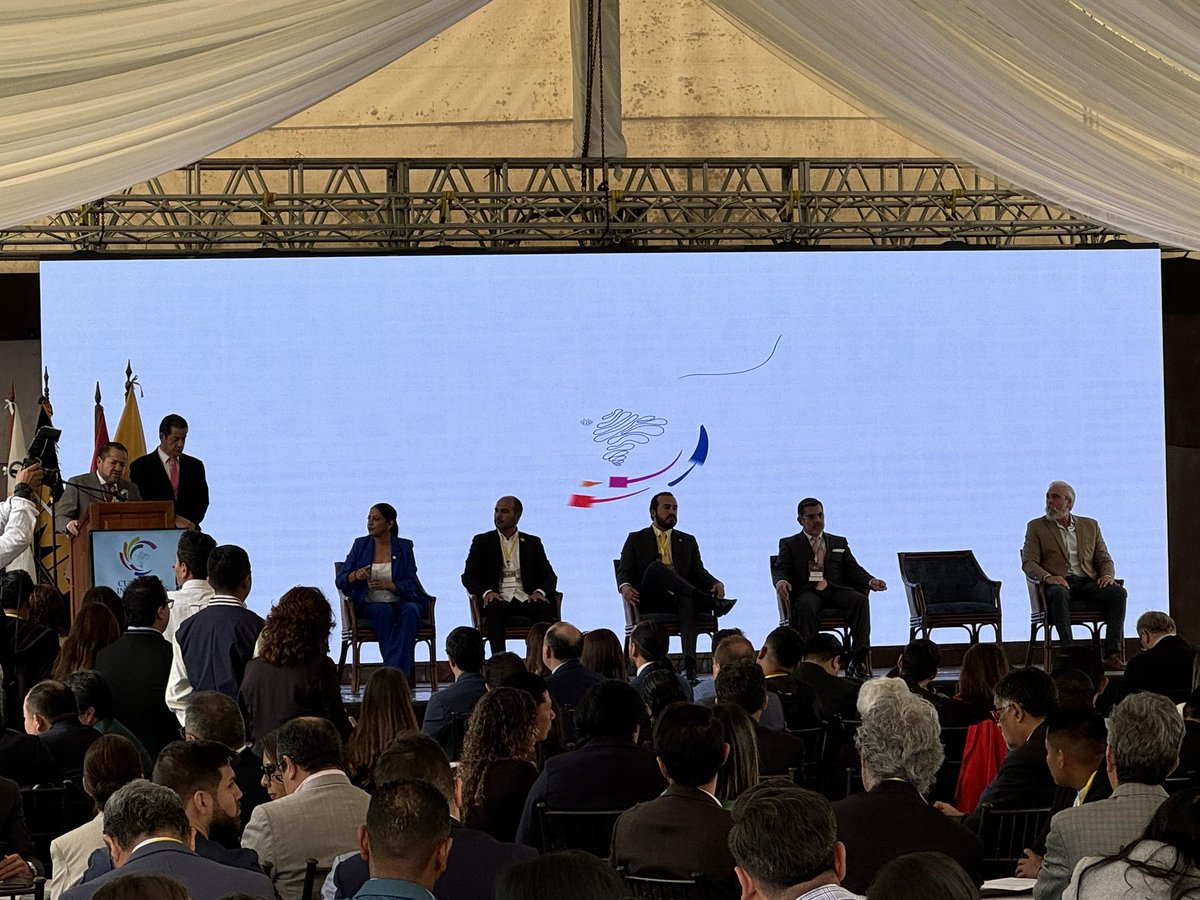 maconstante's tweet photo. @BIOLegal_Ec experto en APP. El como es importante. @intedya aportando experiencia de transparencia en el cómo. @KRONOSCONSULTIN lista para hacer que las cosas pasen 
#cumbredeinversiones https://t.co/D0rnOgJyW4