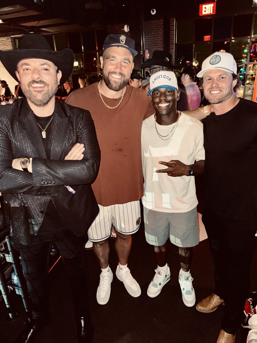 ChrisYoungMusic's tweet image. Night out 🤘