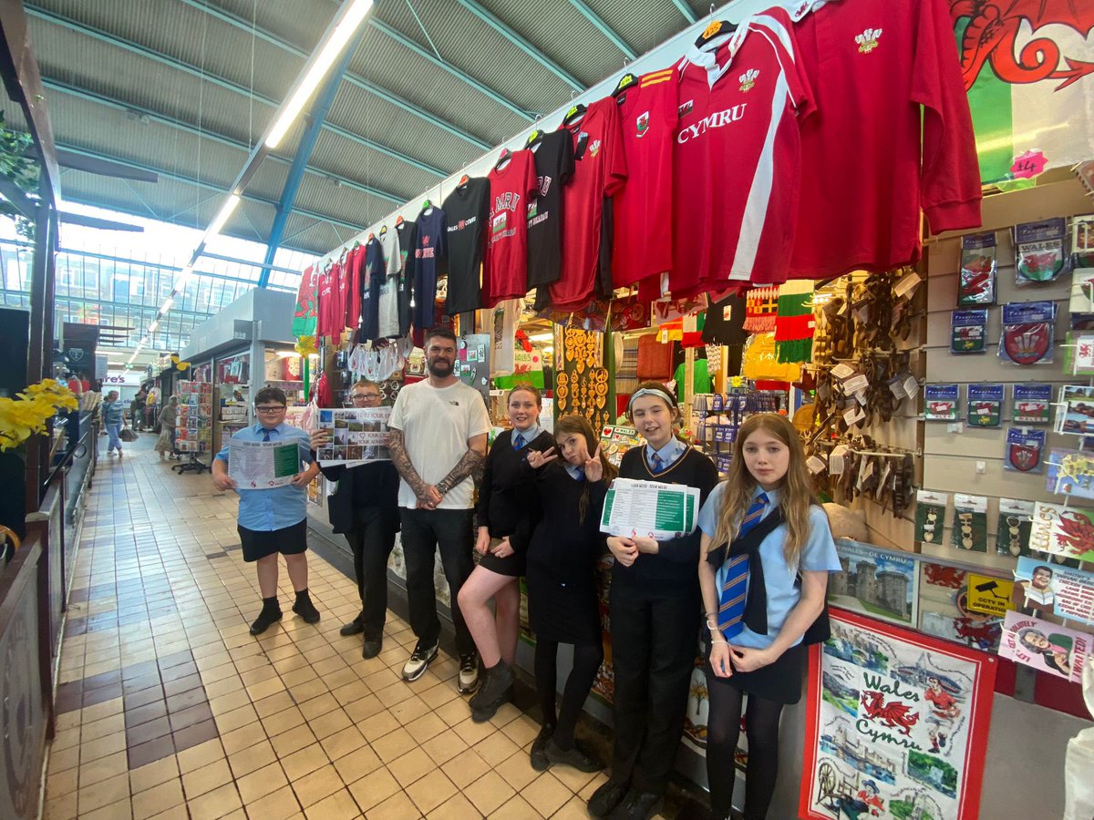 pentrelanguages's tweet image. Our Criw Cymraeg visited Swansea Market today to help local businesses promote the use of Welsh with their customers. Da iawn pawb 👏🏴󠁧󠁢󠁷󠁬󠁳󠁿😍