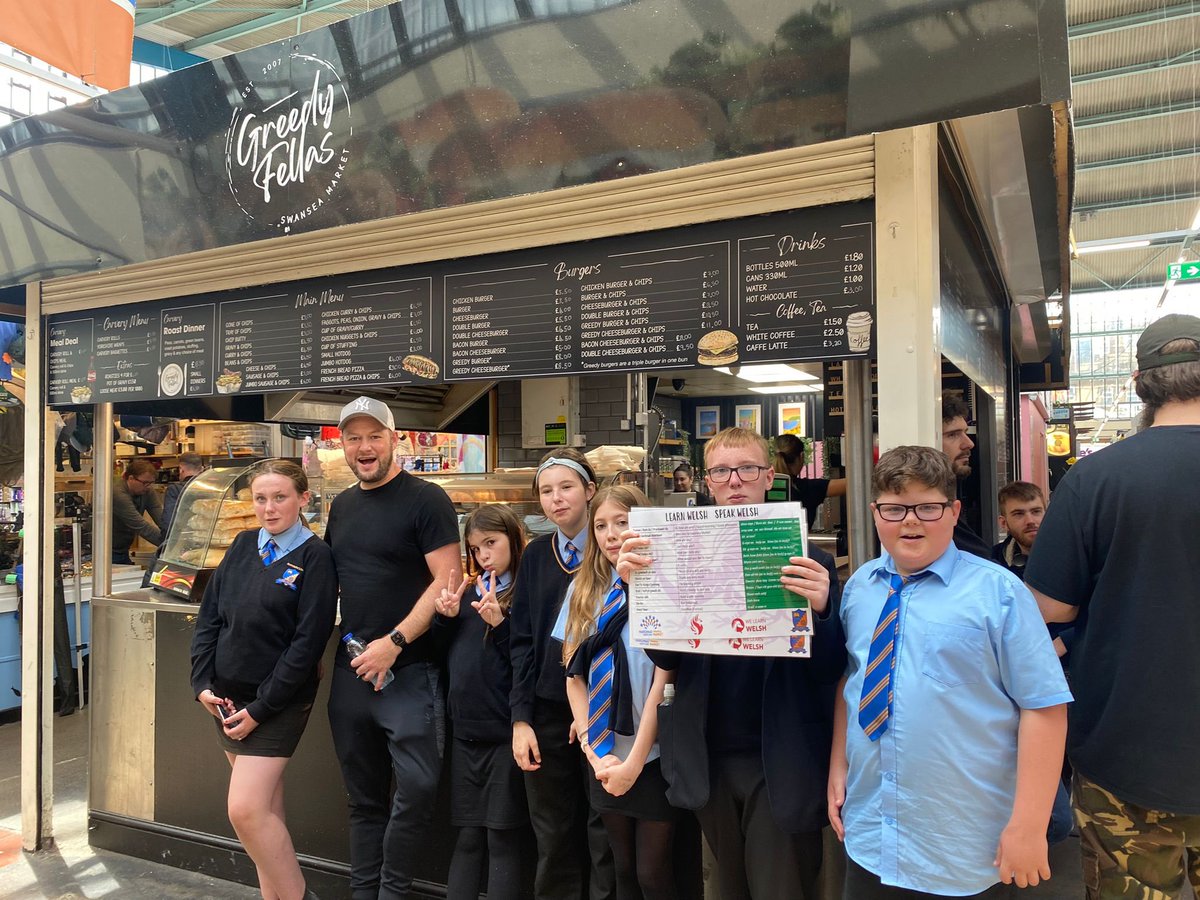 Our Criw Cymraeg visited Swansea Market today to help local businesses promote the use of Welsh with their customers. Da iawn pawb 👏🏴󠁧󠁢󠁷󠁬󠁳󠁿😍
