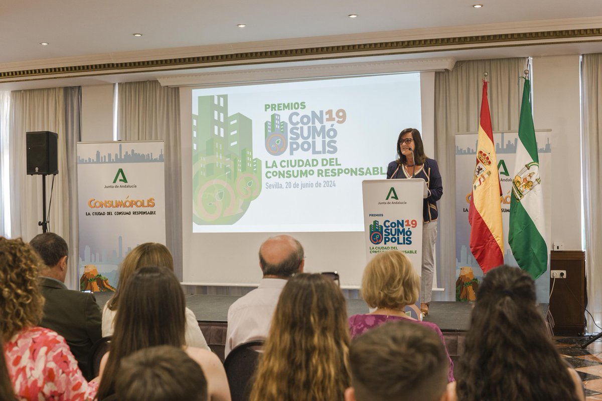 saludand's tweet photo. 🏆 Los equipos ganadores de Consumópolis muestran cómo contribuir al ahorro energético desde el consumo.

⚡️ Reciben el premio 'EcoMoon’ y ‘Energy Girls’, del Colegio de La Asunción de Málaga y el IES Vega de Atarfe de Granada.

🔗 https://t.co/4qlCjonzEp
@consumoresponde https://t.co/ahaNVJGDnw