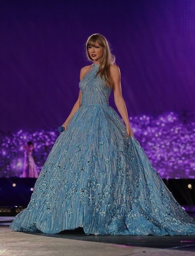 weLuv2Cit's tweet image. The Mayor Of London confirms that Taylor Swift’s 8 shows at Wembley will generate north of £700M in revenue for the city. She will also become the first act to sell out the venue for 8 shows at a grand total of 750K attendees. 
Swift is expected to be honoured with the Order of…