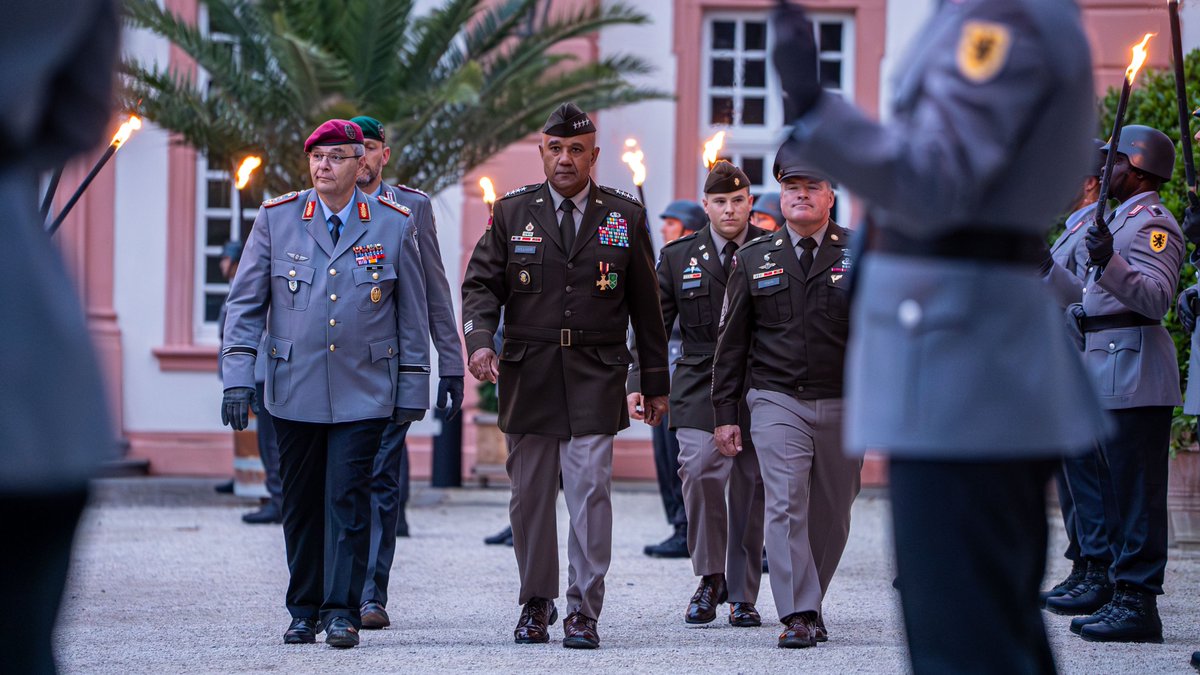 Deutsches_Heer's tweet photo. Höchstes Zeremoniell des #Heeres in #Wiesbaden. @Inspekteur_Heer würdigt die geleisteten Dienste von General Darryl A. Williams mit dem Großen Zapfenstreich. Als Kommandeur der US Army Europe and Africa hat er maßgeblich zur Stabilität & Sicherheit in unserer Region beigetragen. https://t.co/qCVSJ9ZZ56