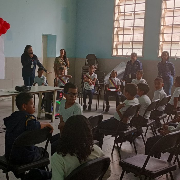 CGRVenezuela's tweet photo. En el marco del programa Contraloría va a la Escuela, este #20Jun,servidores de la #CGR participaron en la rendición de cuenta escolar de diez niñas y niños contralores, correspondiente al período académico 2023-2024, en la U.E.N.B. José Martí del sector Sarría, Distrito Capital. https://t.co/0z47YcL4Ff